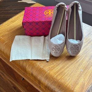 Tory Burch Women's Beige Loafers with Logo Accent
